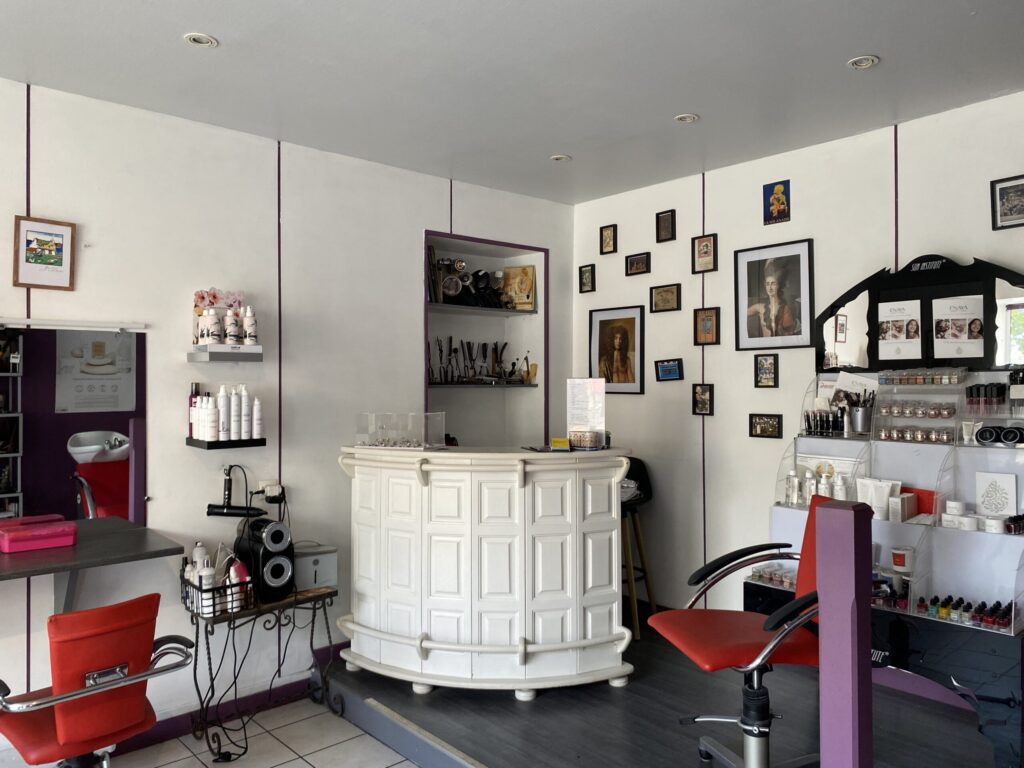 intérieur salon coiffure Plourivo